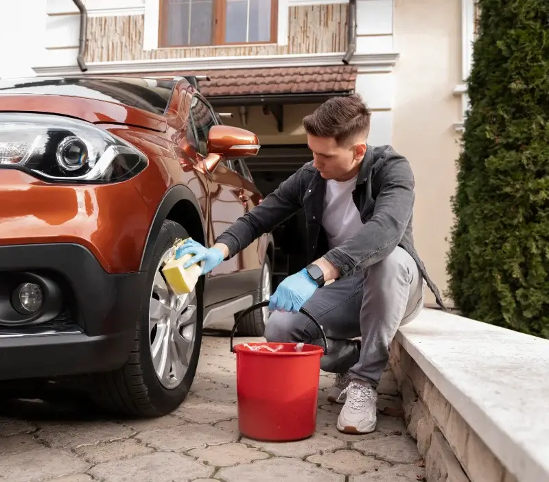 Lavage auto à domicile Saint-Ouen-de-Thouberville : professionnel intervenant sur un véhicule